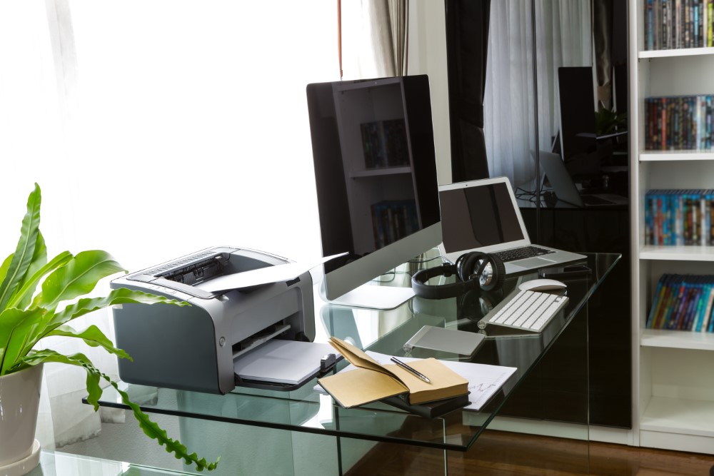 dois monitores home office produtividade no escritorio