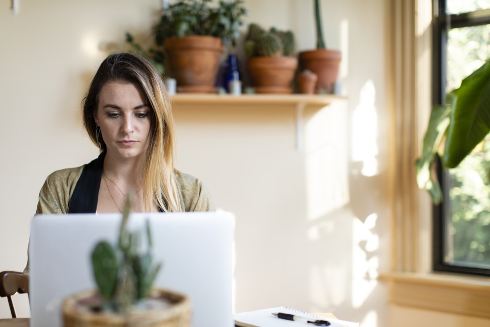 ambiente relaxante com luz natural home office produtividade