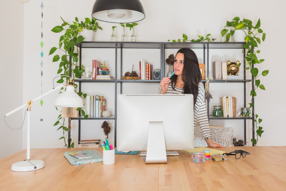 mulher com home office organizado